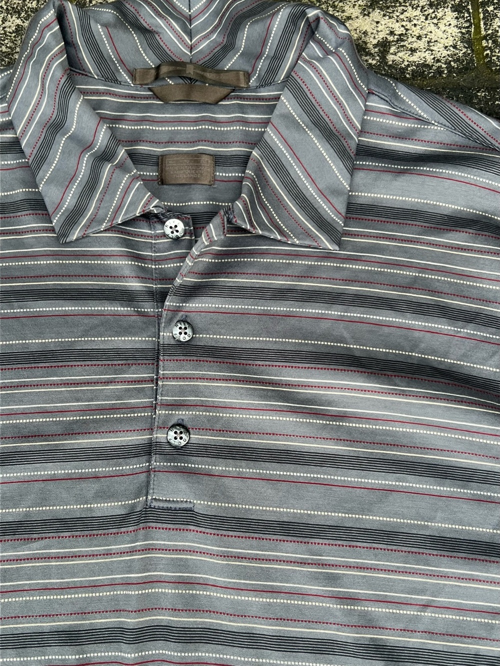 TIGER WOODS COLLECTION NIKEMen's Grey Striped Polo Shirt with Subtle Red Accents